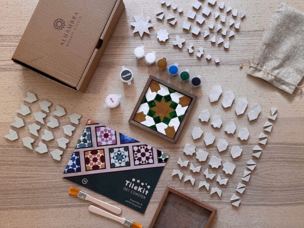Kit-Inhalt mit einem Untersetzer in der Palette Alhambra / Sevilla