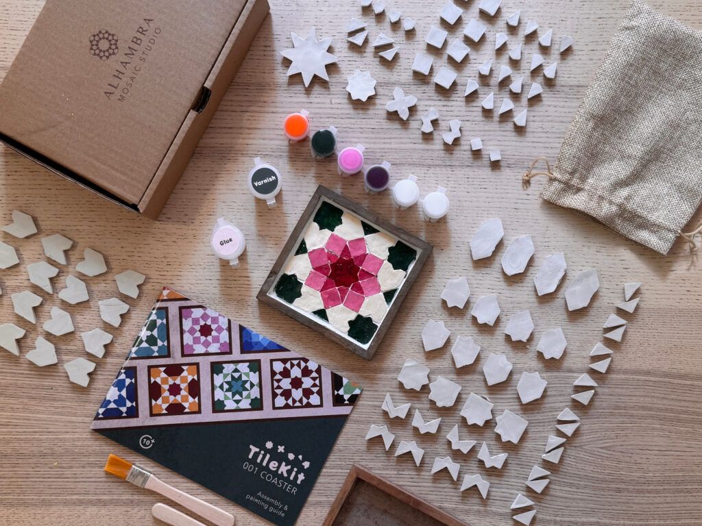 Kit-Inhalt mit einem rosa Untersetzer in der Palette Florals