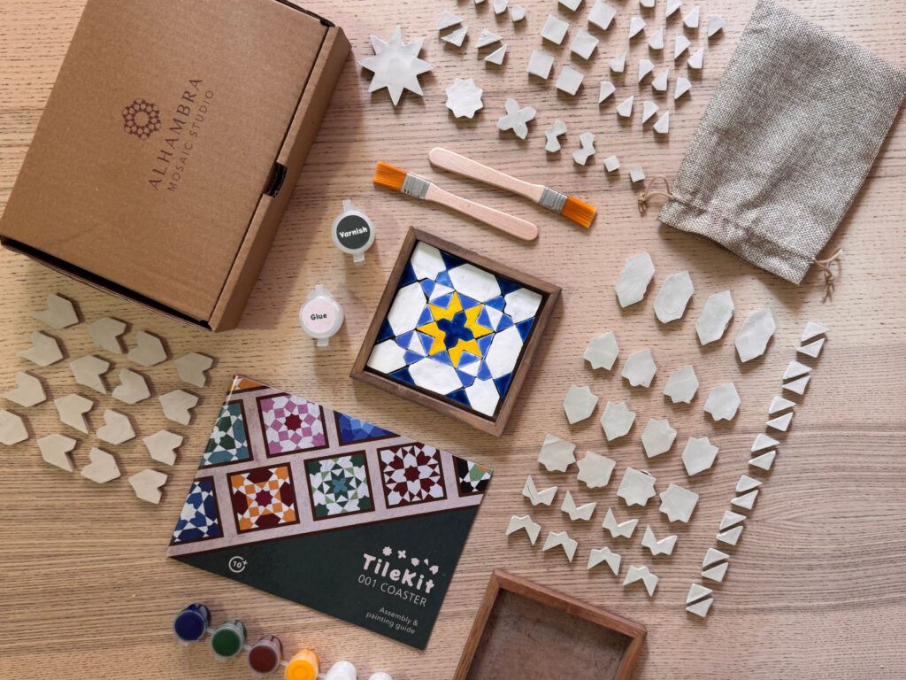 Kit-Inhalt mit einem blau-gelben Untersetzer in der Palette Fès / Marrakesch